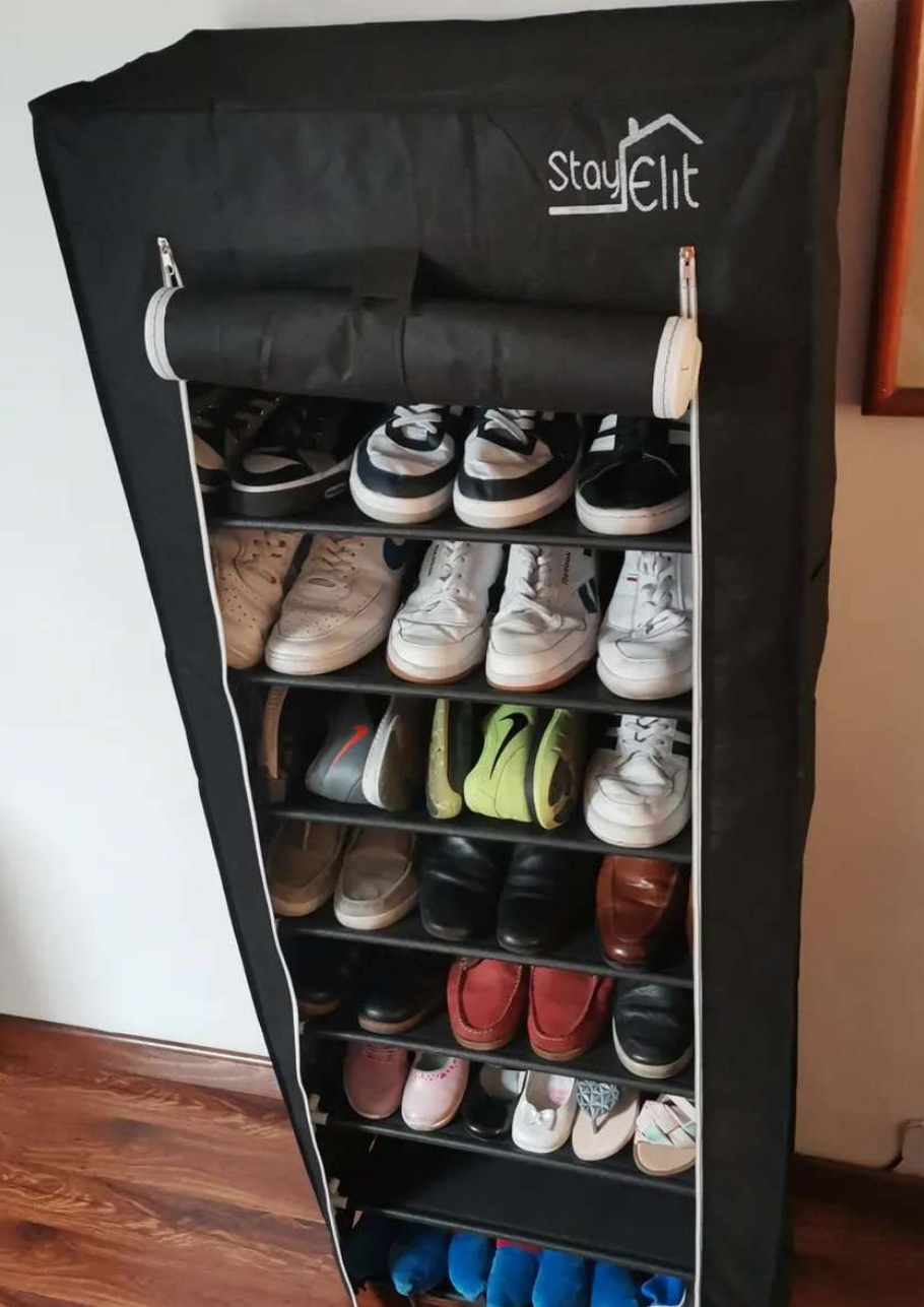 Zapatera negra con varios pares organizados